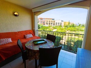 Dining - ONE BEDROOM APARTMENT IN A RESIDENCE IN FRONT OF THE SEA WITH POOL (GASSIN)