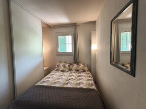 1 bedroom - ONE BEDROOM APARTMENT IN A RESIDENCE IN FRONT OF THE SEA WITH POOL (GASSIN)