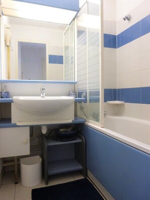 Hair dryer - ONE BEDROOM APARTMENT IN A RESIDENCE IN FRONT OF THE SEA WITH POOL (GASSIN)