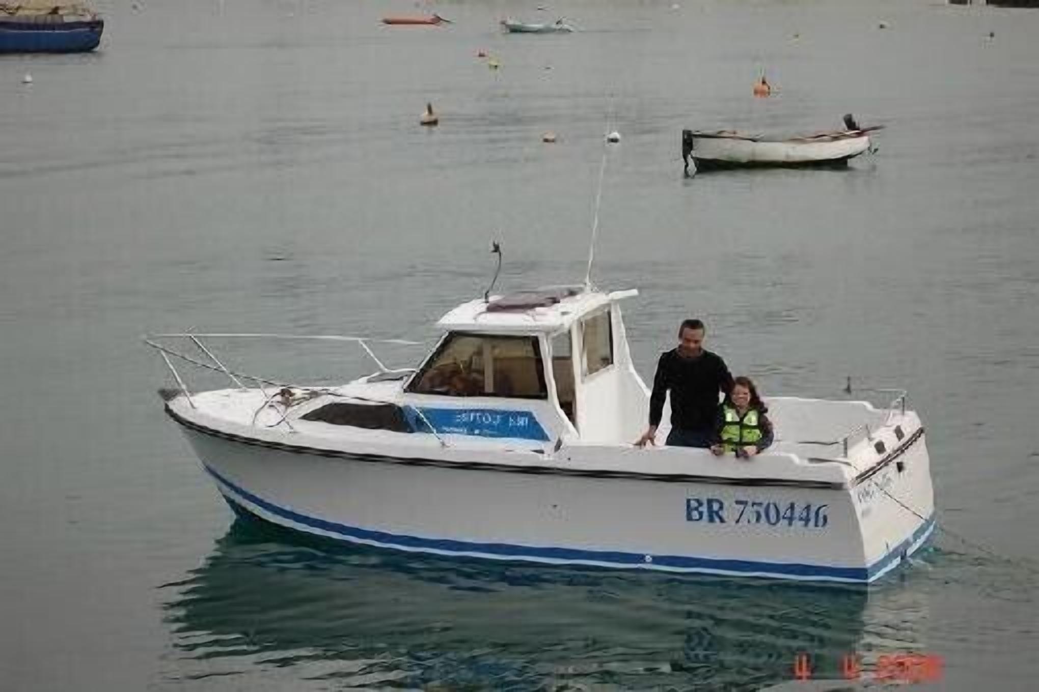 Een boot met het registratienummer BR 750446 op kalm water.