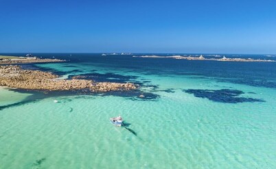 900m from the sea, indoor swimming pool, enclosed garden, dogs accepted, free boat trip.