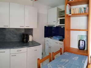Frigorífico, horno, placa de cocina y cafetera o tetera