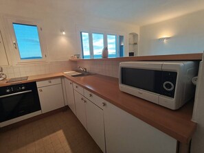 Kühlschrank, Mikrowelle, Ofen, Kochgeschirr/Geschirr/Besteck