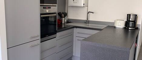 Frigorifero, microonde, forno, piano cottura