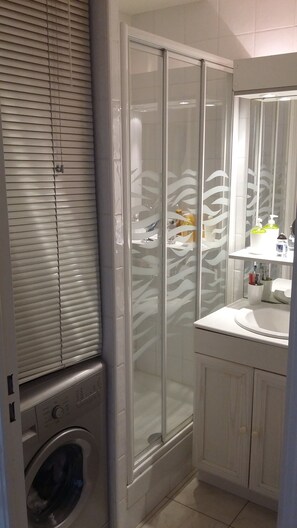 Douche, serviettes fournies