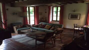 Televisión, chimenea, reproductor de DVD, futbolito