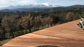 A man relaxing in a hot tub with a mountainous landscape in the background. - Superb farmhouse in a beautiful green setting, breathtaking view of the Canigou  (Vivès)