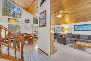 TV, fireplace - Hot tub, AC bikes, dogs, 4 bedroom, family home, ping pong (Sunriver)