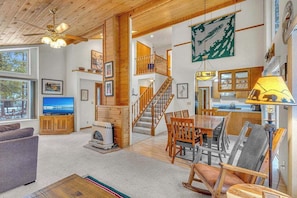 TV, fireplace - Hot tub, AC bikes, dogs, 4 bedroom, family home, ping pong (Sunriver)