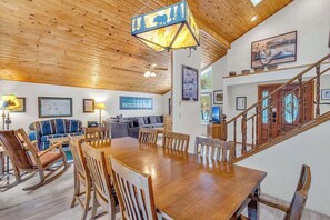 Interior - Hot tub, AC bikes, dogs, 4 bedroom, family home, ping pong (Sunriver)