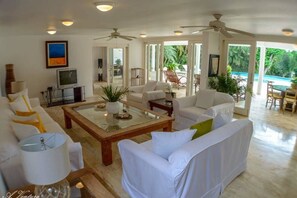 TV, stereo - Villa Blanca Luxury Mediterranean residence  (La Romana)