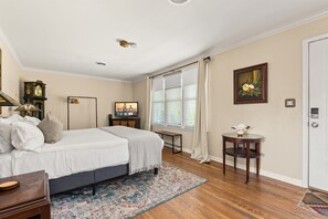 4 habitaciones, escritorio y tabla de planchar con plancha 