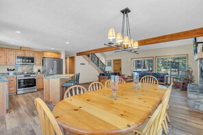 Dining - AC, foosball, bikes, near play ground, hot tub (Sunriver)