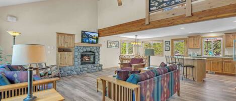 Fernseher, Kamin, Tischfußball, Arbeitsbereiche