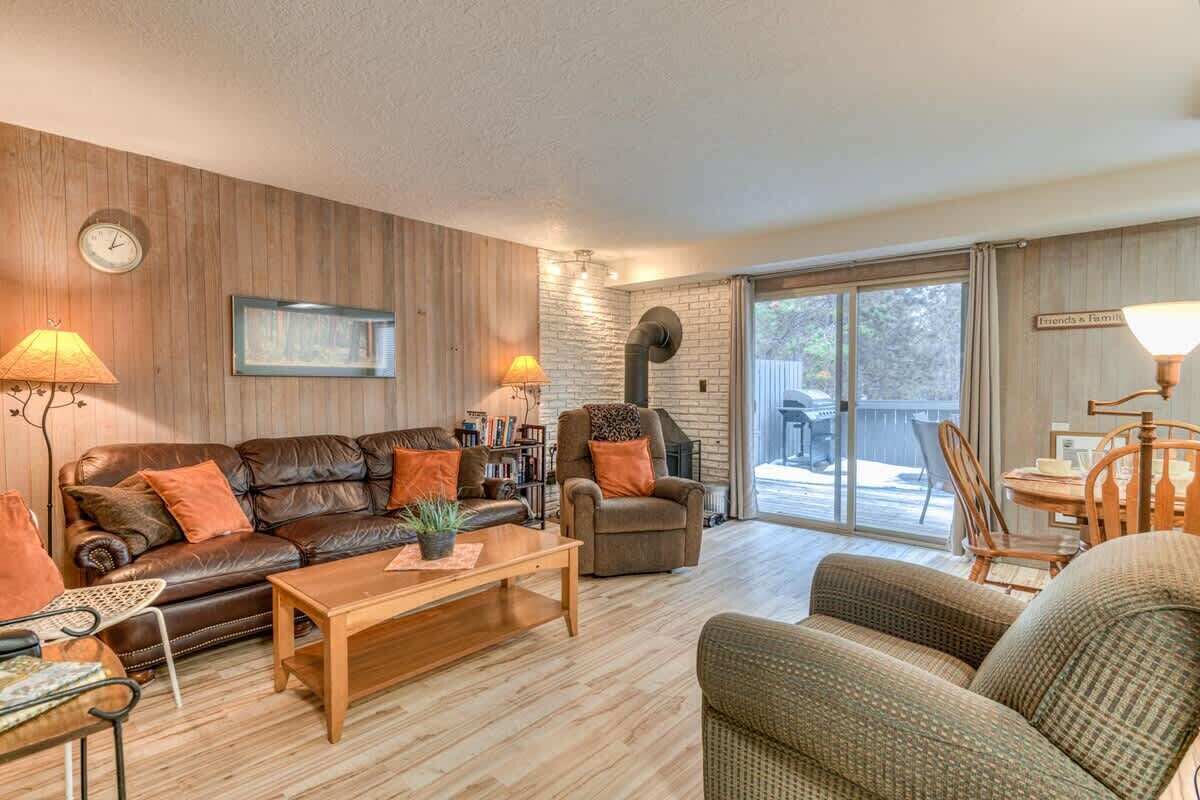 Fernseher, Kamin, DVD-Player