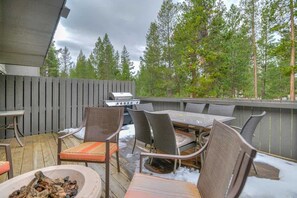 Outdoor dining - Inside Sunriver Village near local shops, eateries (Sunriver)
