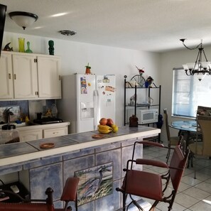 Geladeira, micro-ondas, fogão, cooktop