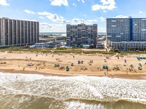 På stranden, solsenger og strandhåndklær