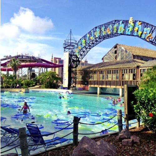 One block to the beach and close to everything! Enjoy the outdoor fireplace !