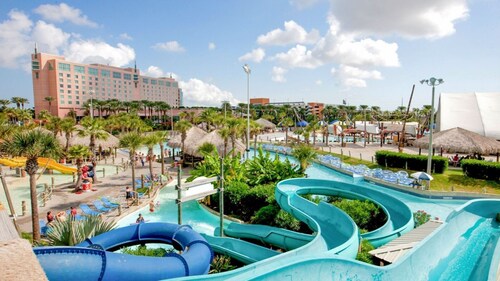 One block to the beach and close to everything! Enjoy the outdoor fireplace !