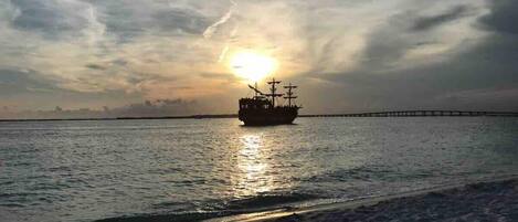 بالقرب من الشاطئ، كراسي للتشمس، مناشف للشاطئ