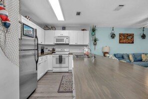 Refrigerador, microondas, horno y parrilla de estufa 