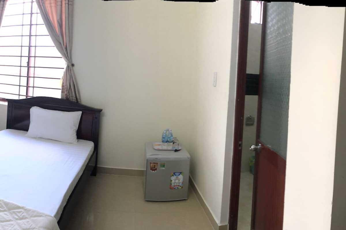 Triple Room | Minibar, desk, free WiFi
