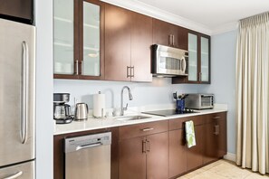 Fridge, microwave, stovetop, dishwasher