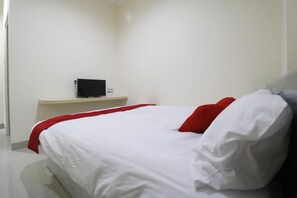 Escritorio, wifi y ropa de cama 