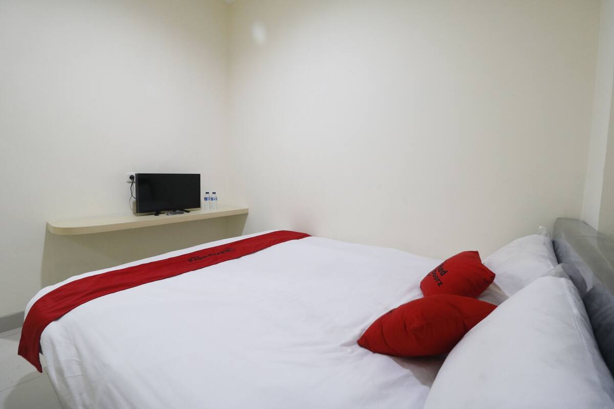 Desk, WiFi, bed sheets