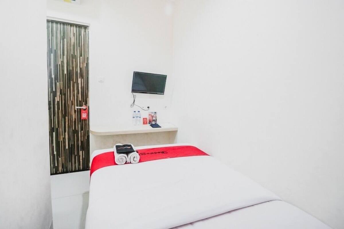 Desk, WiFi, bed sheets