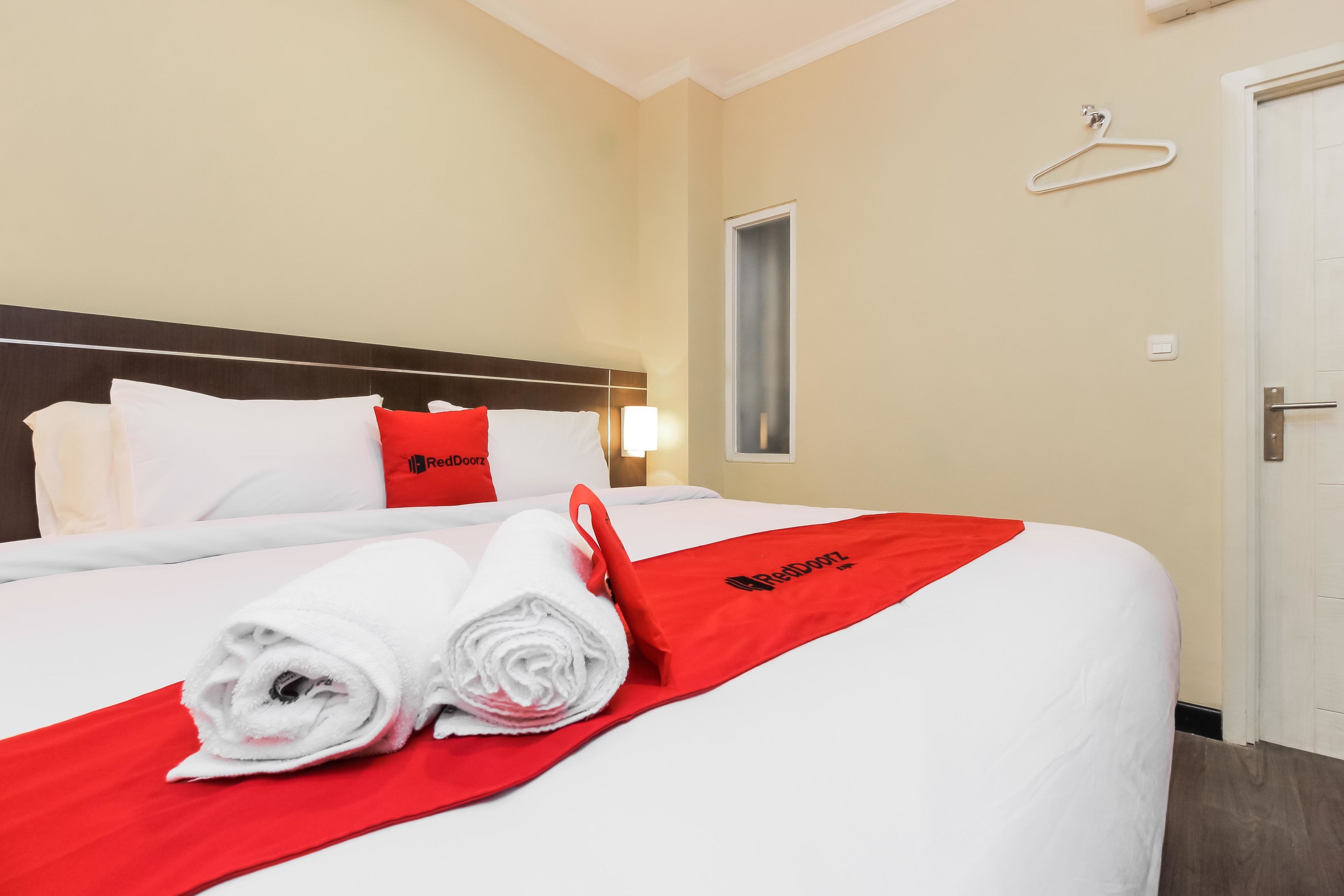 double room | desk, bed sheets