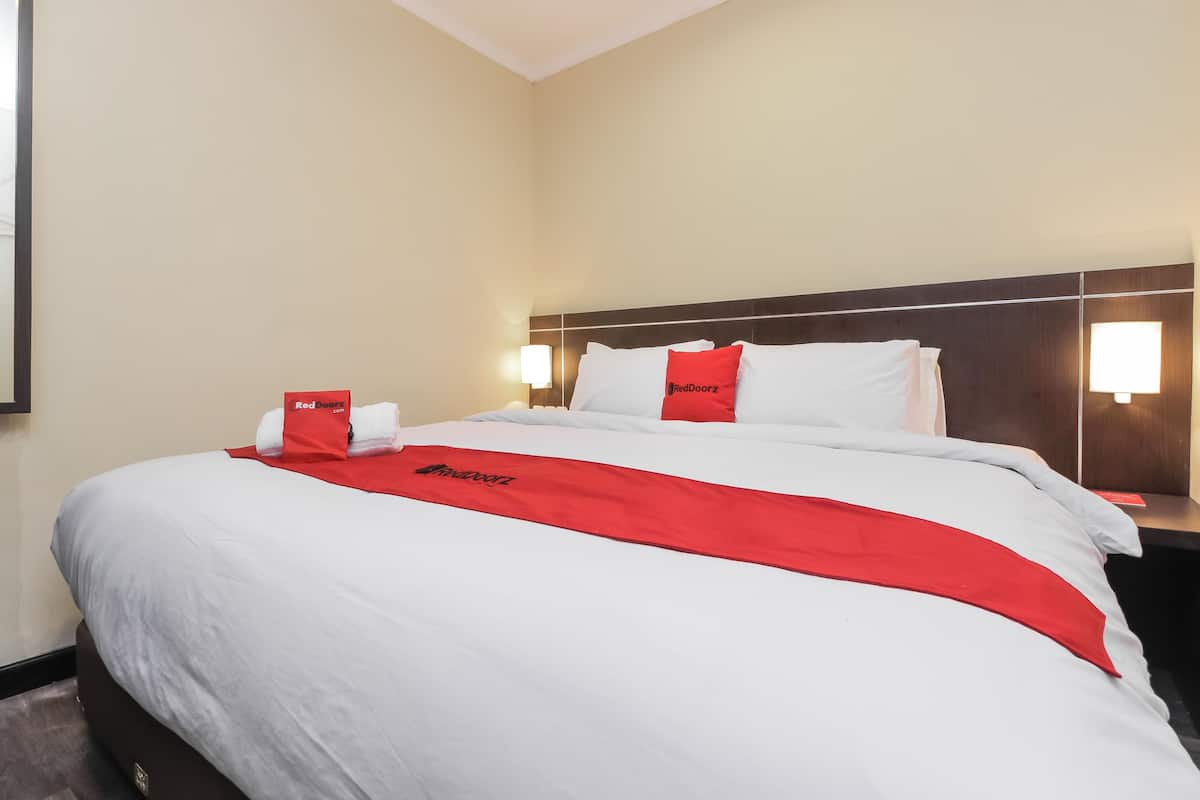Double Room | Desk, bed sheets