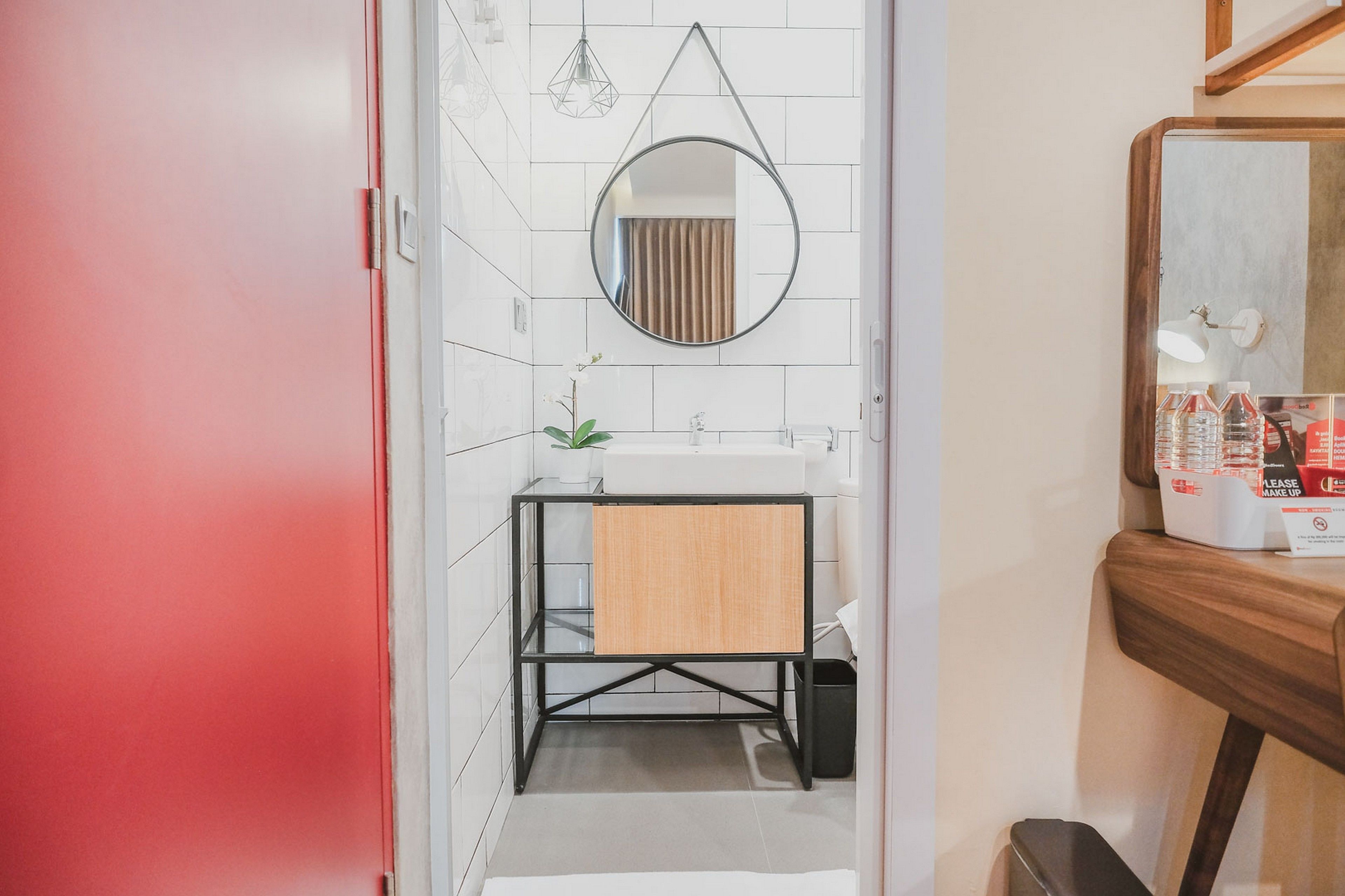 double room | desk, bed sheets