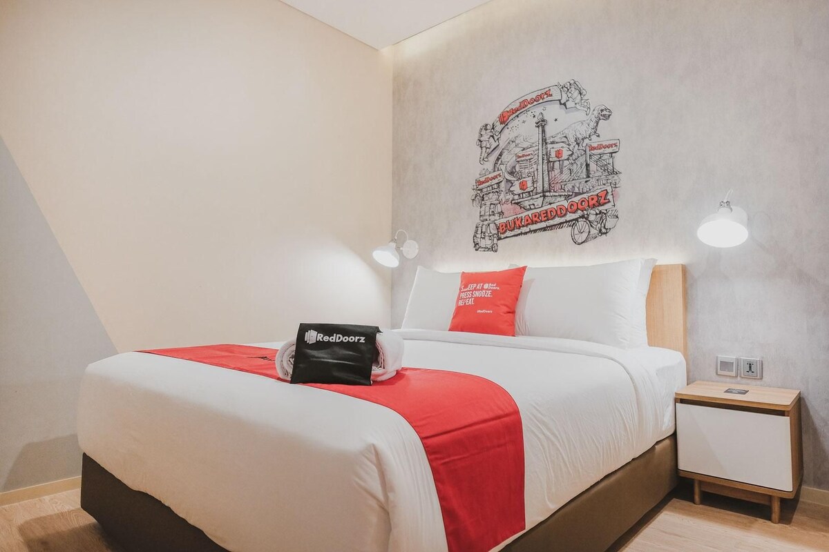 Desk, bed sheets