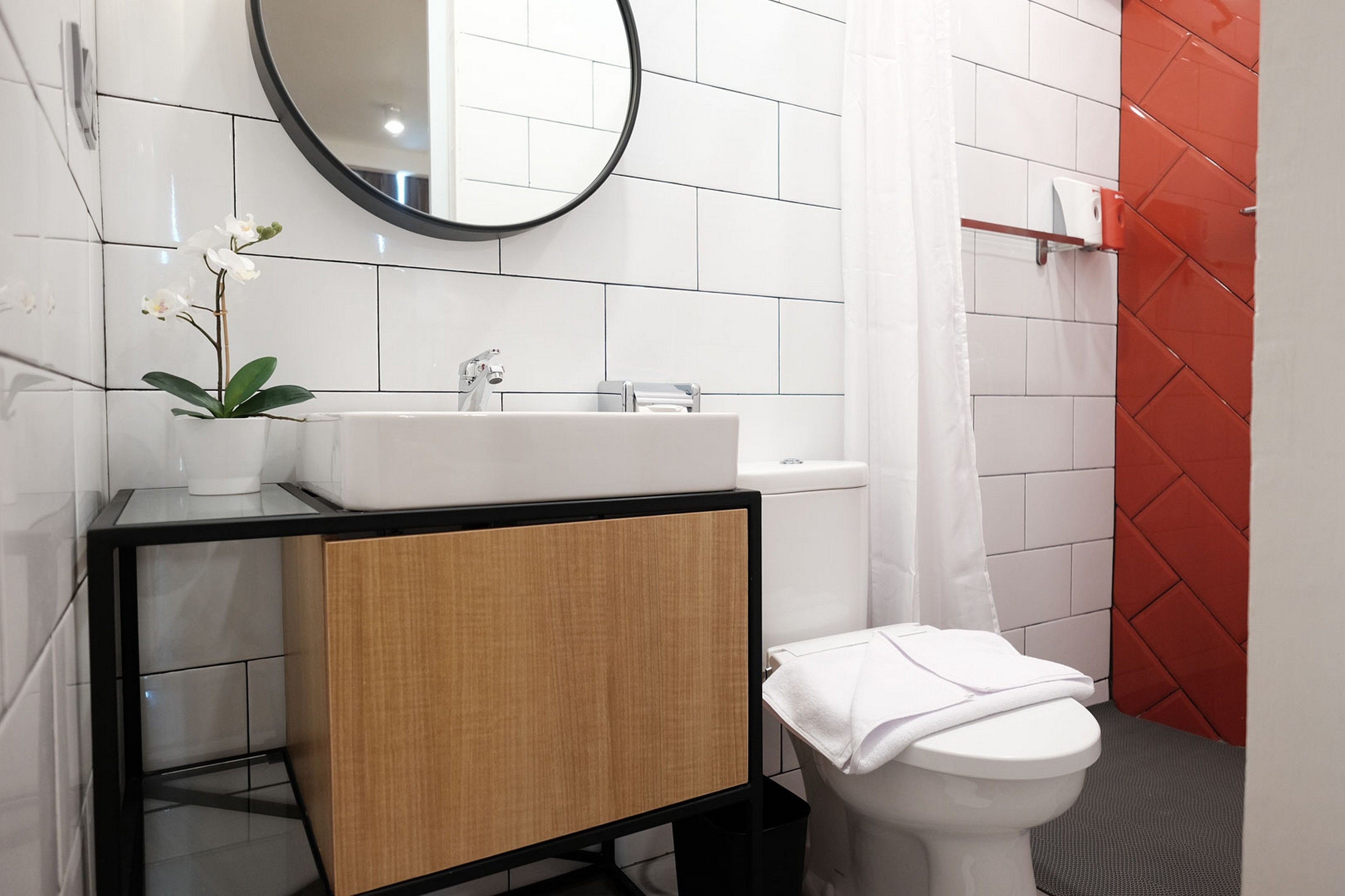 double room | desk, bed sheets