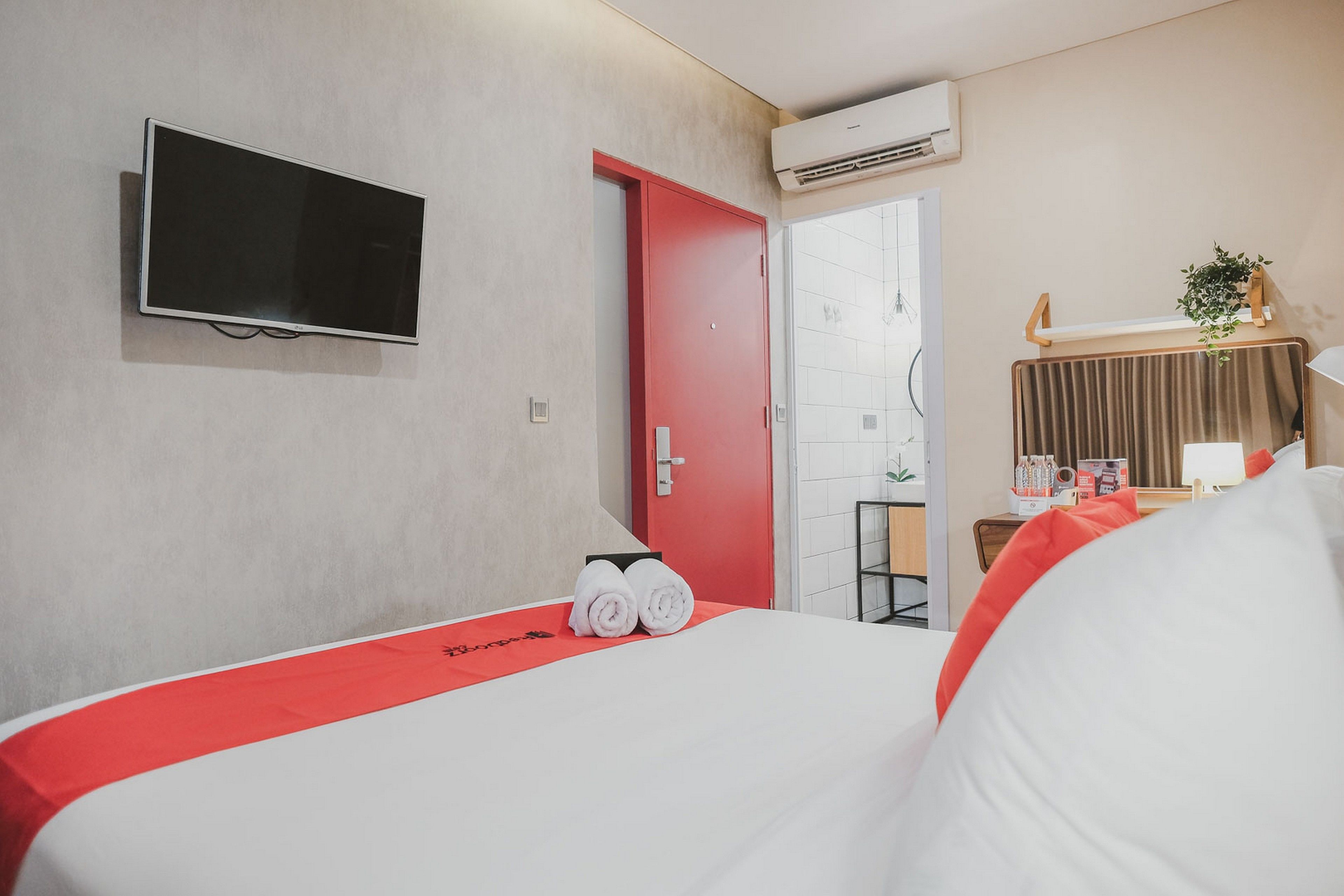 double room | desk, bed sheets