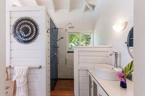 Shower, hair dryer, towels, soap - 4 King Ensuite Suites | Ideal for 4 Couples | Heated Pool & Sunset View (Long Bay)