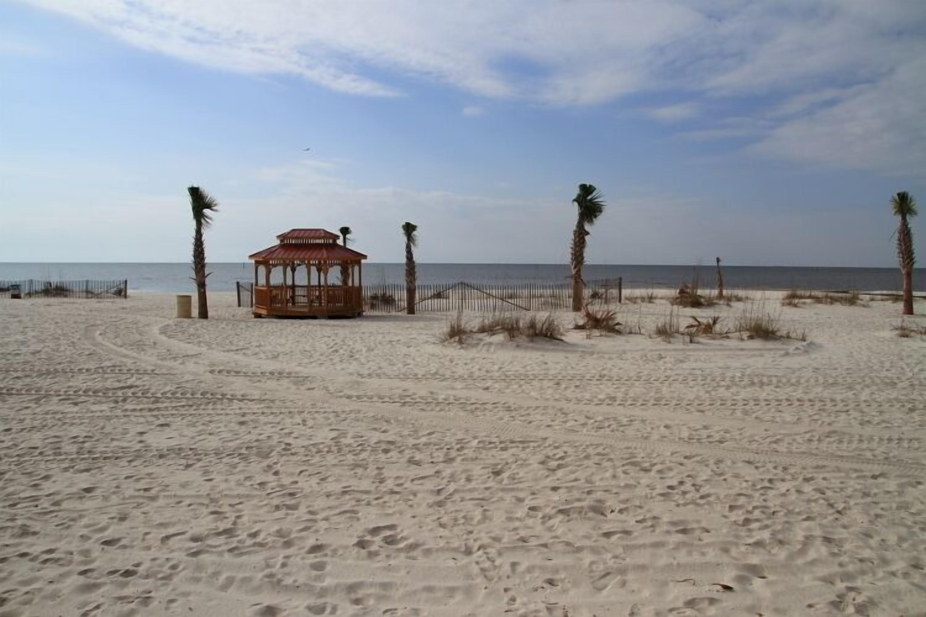 Vlak bij het strand, ligstoelen, strandlakens