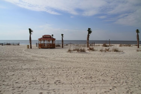 Beach nearby, sun-loungers, beach towels
