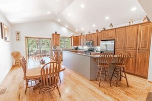 Køleskab, mikrobølgeovn, ovn, kogeplade