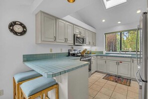 Fridge, microwave, oven, stovetop - AC, private deck with hot tub, 3 Master Suites (Sunriver)