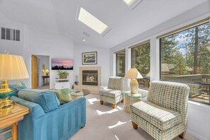 TV, fireplace - AC, private deck with hot tub, 3 Master Suites (Sunriver)