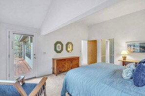 3 bedrooms, iron/ironing board, WiFi - AC, private deck with hot tub, 3 Master Suites (Sunriver)