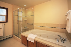 Combined shower/tub, jetted tub, hair dryer, towels