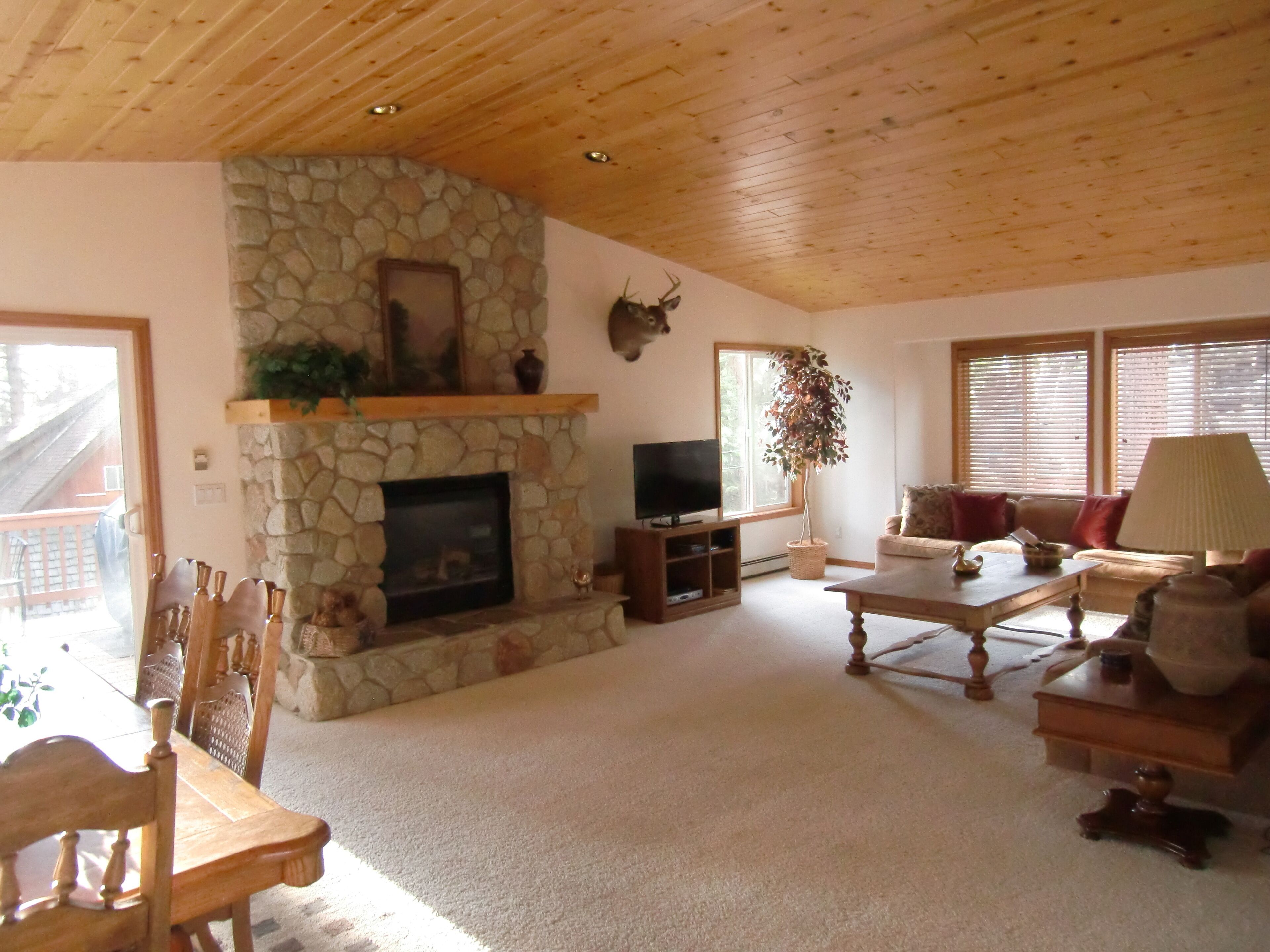 Romantic Sunsets, Lake views, Private Homeowners' Beach in Wonderful Marla Bay 