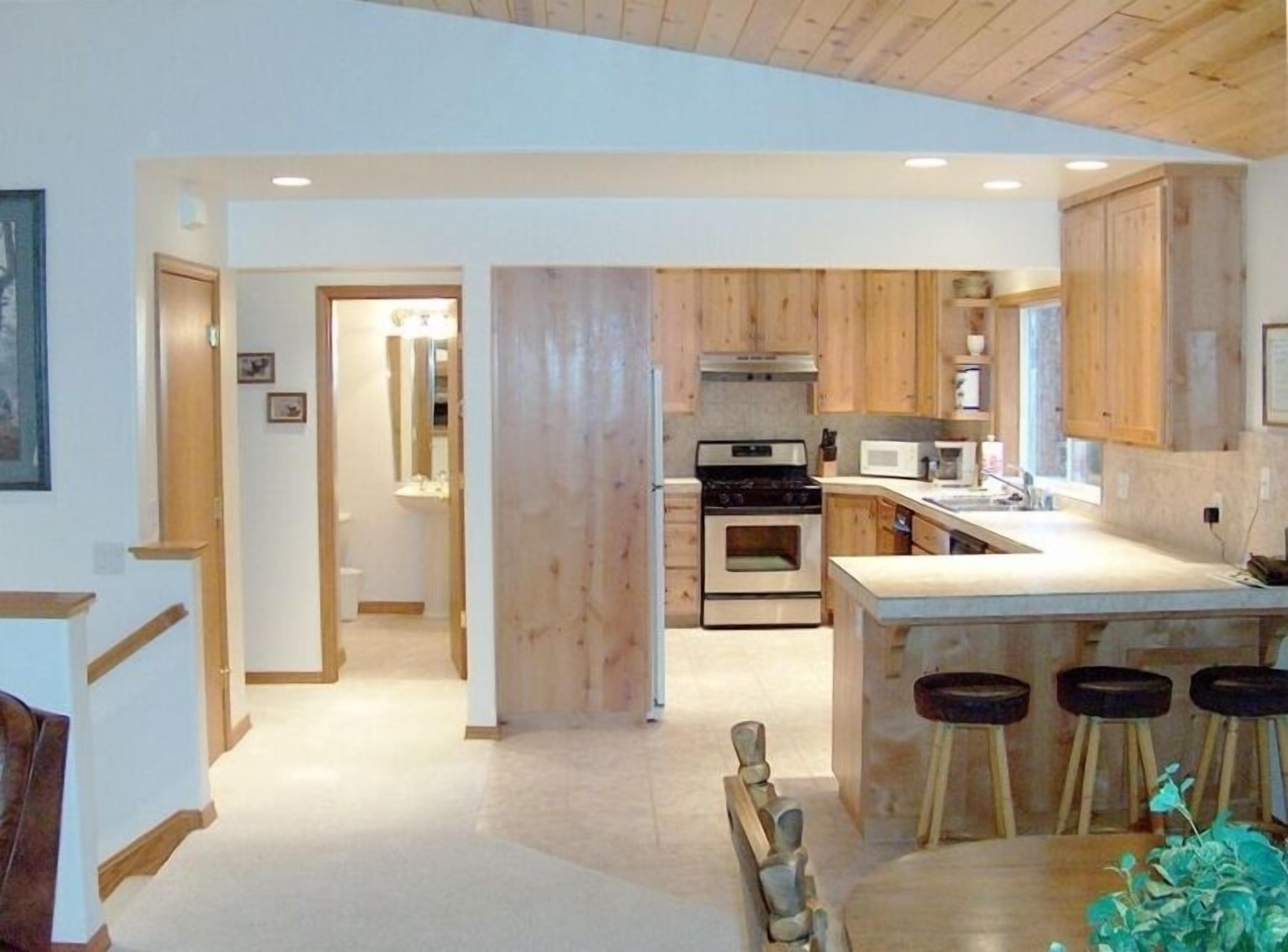 Romantic Sunsets, Lake views, Private Homeowners' Beach in Wonderful Marla Bay 