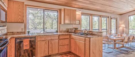 Jääkaappi, mikroaaltouuni, uuni, liesi