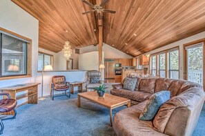 TV, fireplace - Panoramic mountain views hot tub, air conditioning (Sunriver)