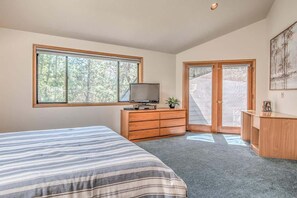 3 bedrooms, iron/ironing board, WiFi - Panoramic mountain views hot tub, air conditioning (Sunriver)